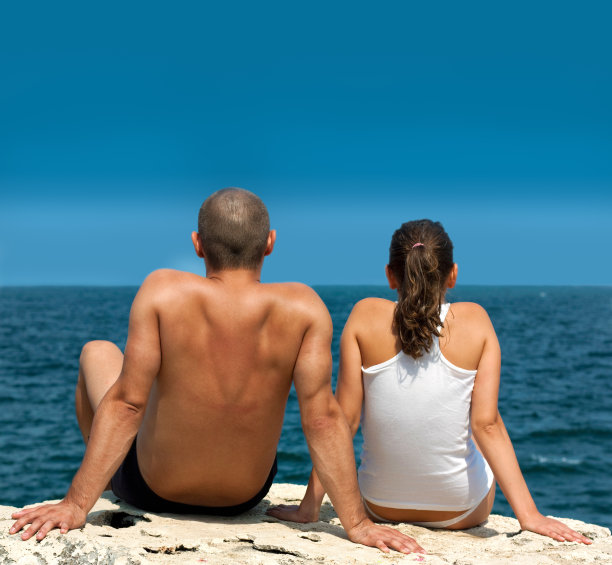 一对望着地平线的情侣图片下载