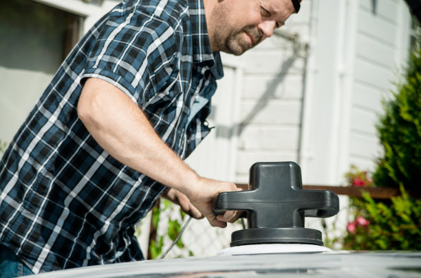 男子擦车图片下载