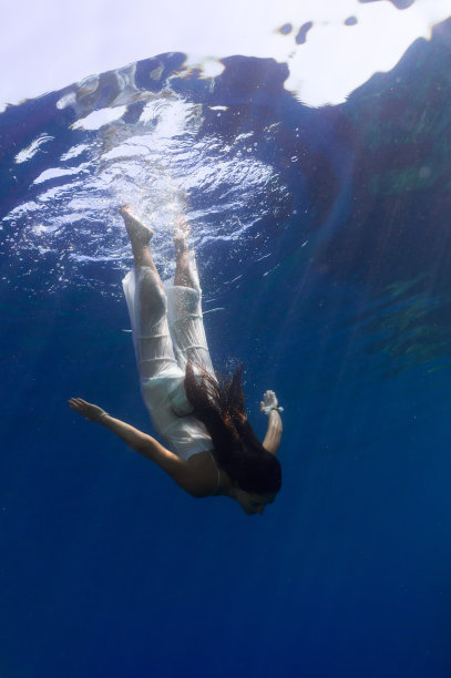 美丽的女孩在水下图片下载