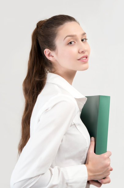 学生穿着白色衬衫和绿色文件夹图片下载