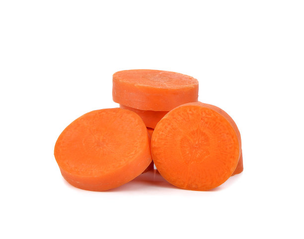 胡萝卜片孤立在白色上图片下载