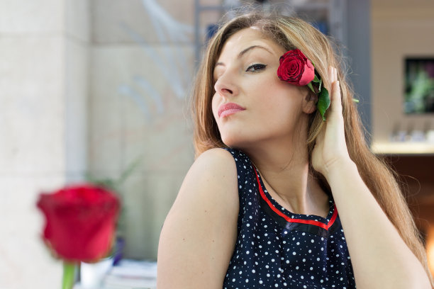 年轻的女人调情图片下载