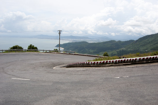 顺化海凡关隘上的山路图片下载