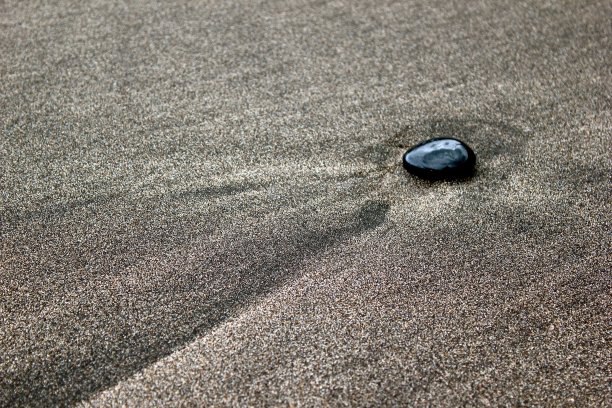 海滩上的石头图片下载