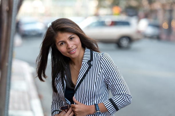 市中心的商业女性图片下载