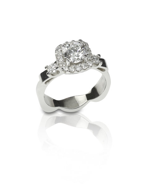 美丽的钻石结婚订婚戒指戒指solitaire与mul图片下载