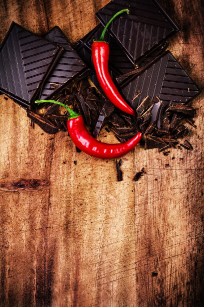 碎巧克力和红辣椒放在木头上图片下载
