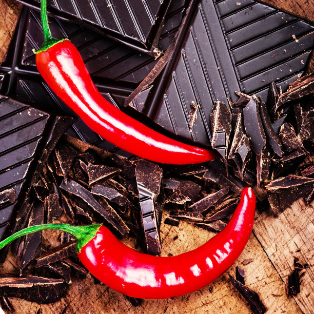 碎巧克力棒与红辣椒在木背景图片下载