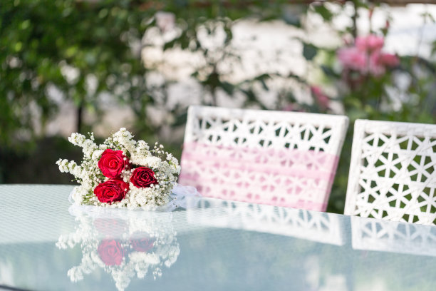 花园里的结婚餐桌上有玫瑰和粉红色的椅子图片下载