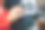 一个年轻女子坐在酒吧里用手机发短信图片下载