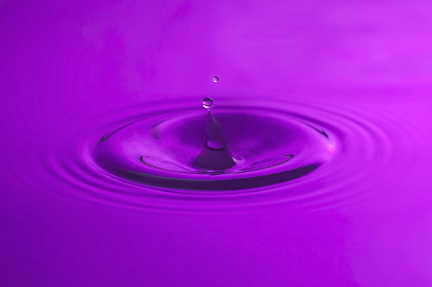 紫色水滴近距离。图片下载