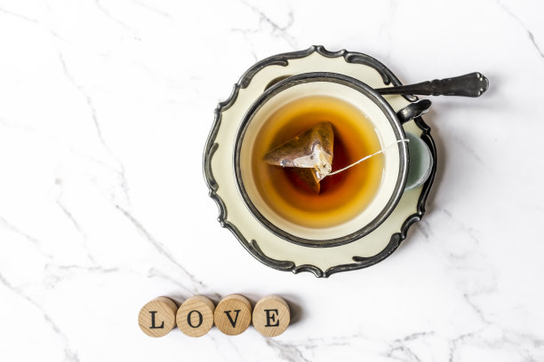 热茶杯上白，顶视图图片下载