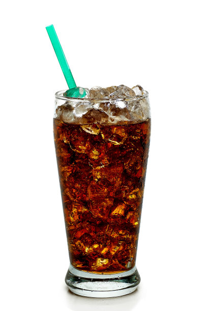 可乐加碎冰和高脚杯吸管图片下载