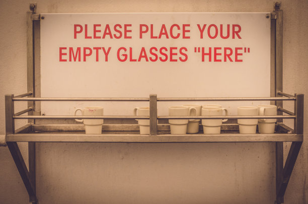 船上的杯子图片下载