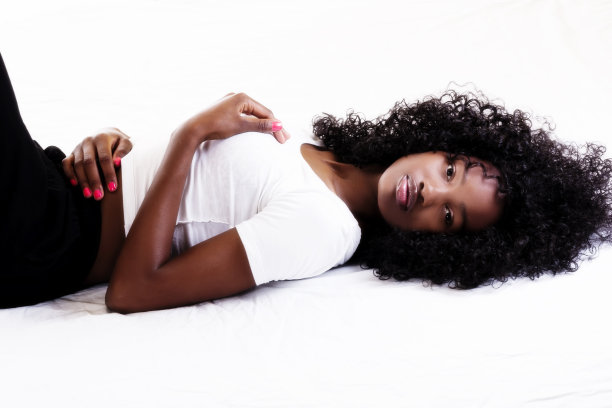 瘦削迷人的非洲裔美国女人向后倾斜图片下载