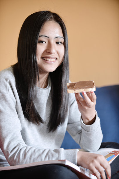 拿着一片面包的少年图片下载