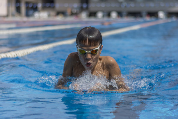 特写镜头的游泳男孩运动员蛙泳风格图片下载