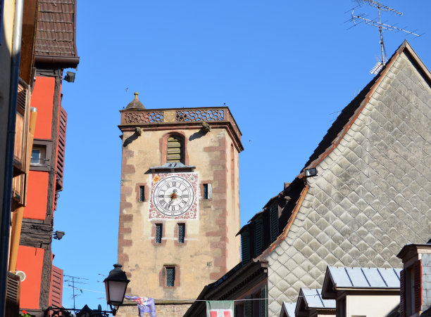 里波维尔，法国中世纪小镇:钟楼和传统建筑图片下载