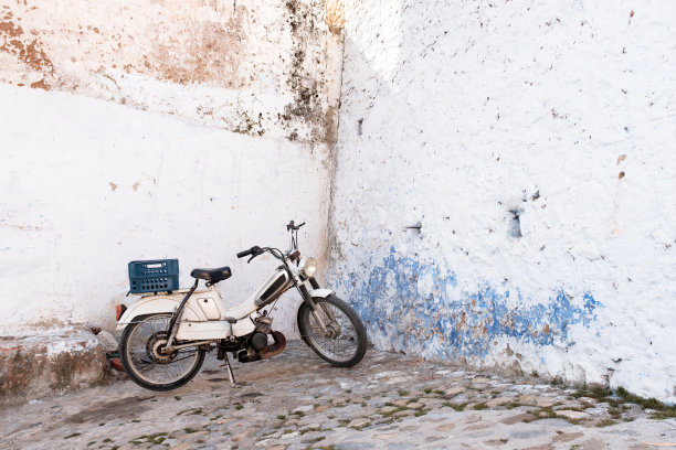 停在破旧街道上的老式摩托车素材图片