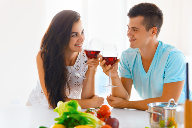一对夫妇喝红酒的照片图片下载