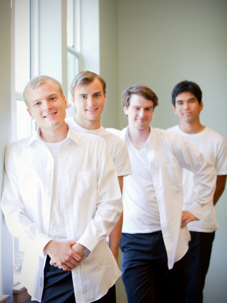 年轻的新郎和伴郎站在一起，为婚礼做准备图片下载