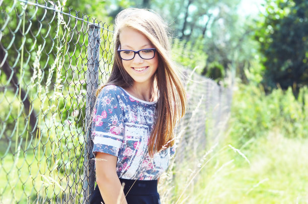 戴眼镜的漂亮年轻女孩图片下载