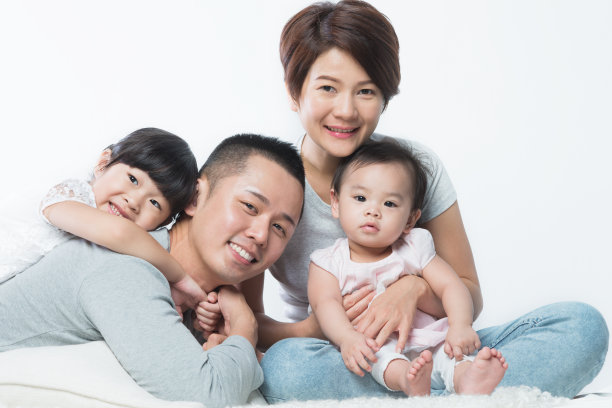年轻的亚洲家庭和孩子们素材图片
