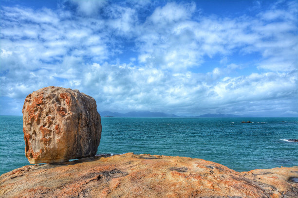 孤独的岩石图片下载