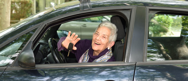 年长的女人拿着车钥匙图片下载