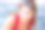 女人在游泳池里玩得很开心图片下载