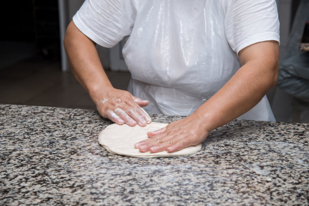 女性的手揉面和做banitsa的特写图片下载