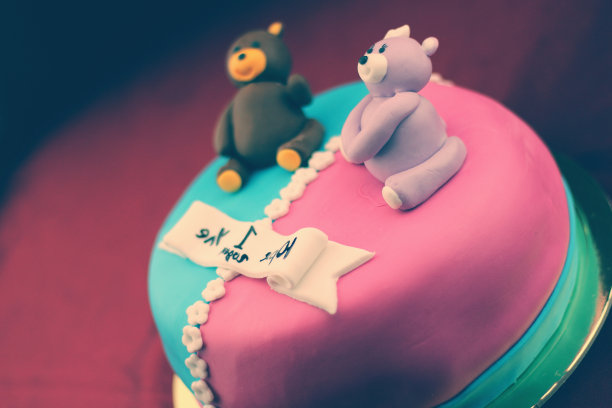 有熊和花的生日蛋糕图片下载