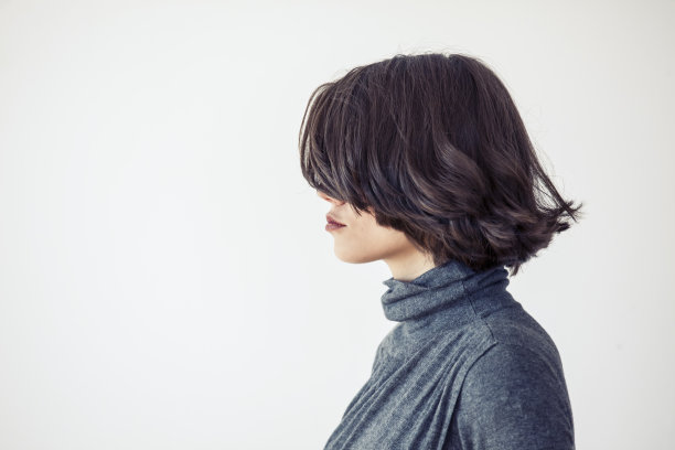 侧面的优雅的年轻女子图片下载