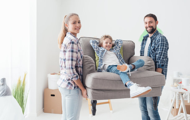 一家人搬进新家图片下载