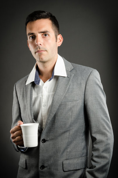 拿着杯子的男人图片下载