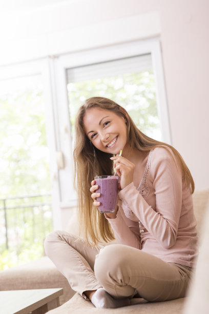 喝蓝莓奶昔图片下载