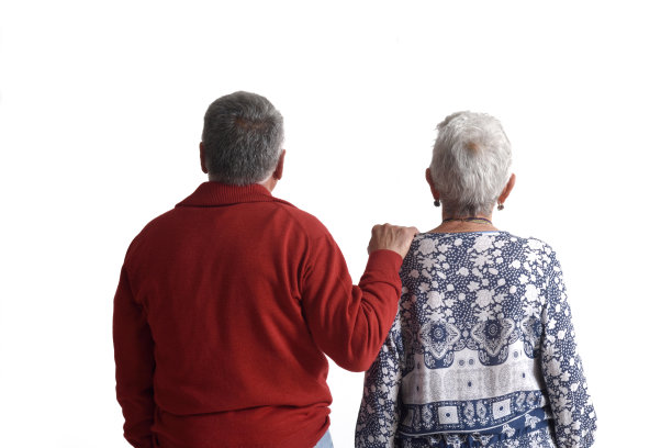 一对望向地平线的夫妇图片下载