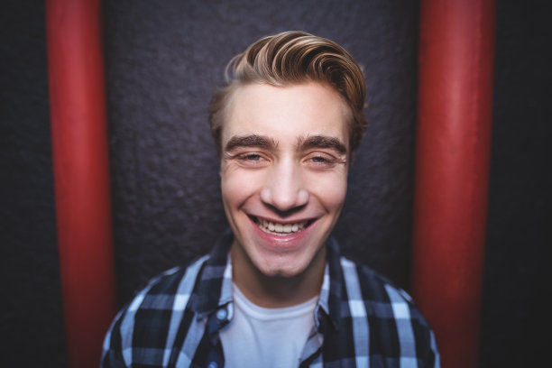 近距离微笑的男人肖像图片下载