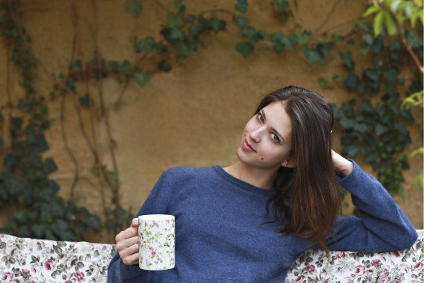 年轻女子喝咖啡图片下载