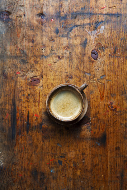 木质桌子上放着浓缩咖啡杯。副本的空间。图片下载