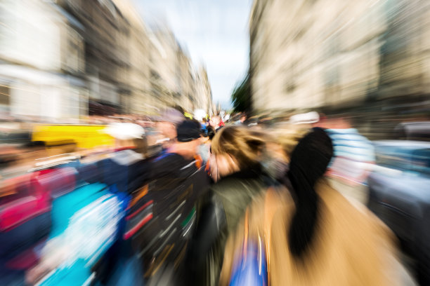 城市中人群的放大图片图片下载