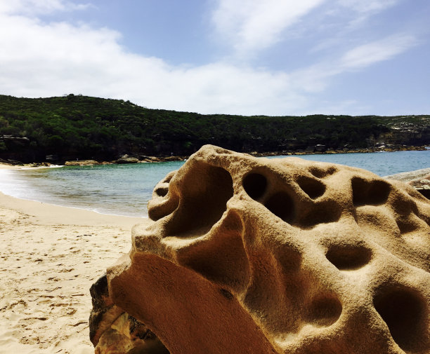 海滩上的岩石图片下载