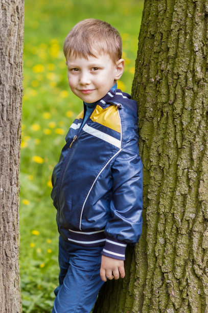 在绿色背景上微笑的男孩图片下载