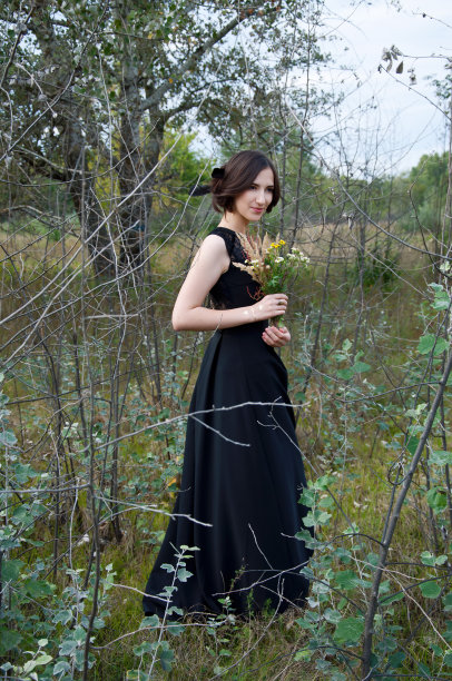 年轻柔弱的女子，一头黑发，田花图片下载