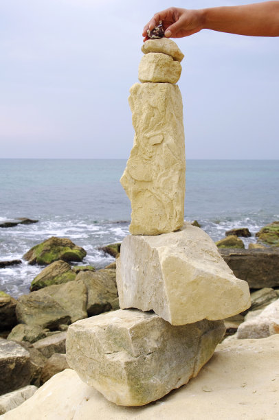 海滩上的石头花式脸图片下载