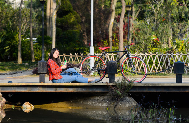 公园里的中国女人图片下载