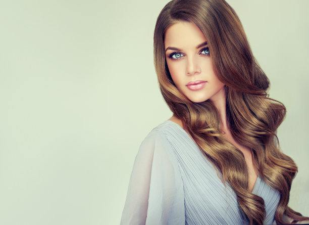 美丽的年轻女子肖像优雅的化妆和完美的发型。素材图片