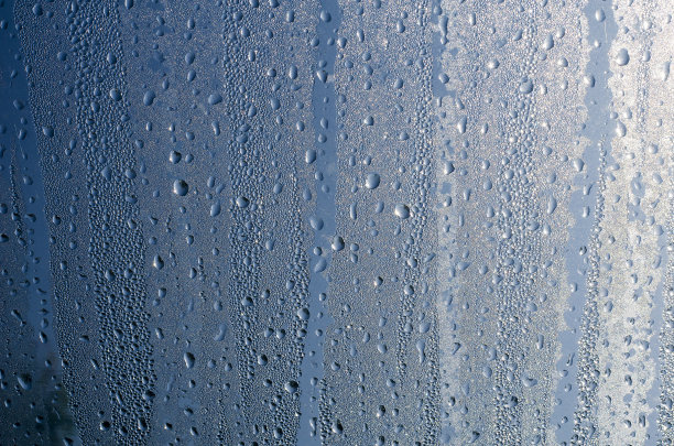 水滴在玻璃上图片下载