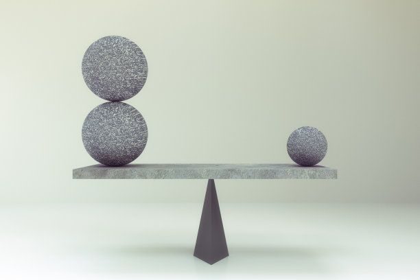 抽象几何球在平衡板上图片下载