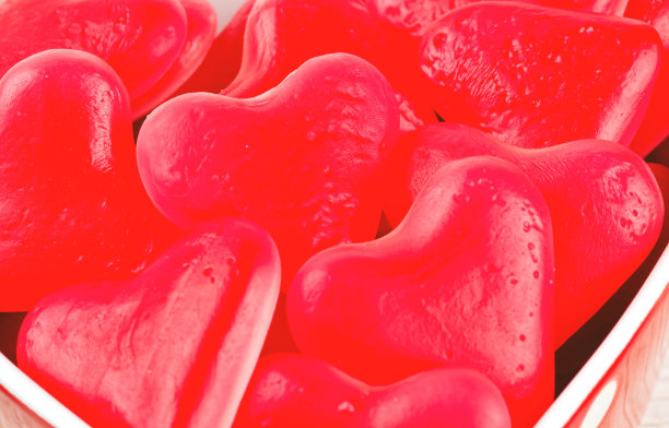 心形糖果放在一个碗里，表面是木制的图片下载